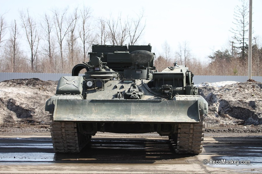 Vũ khí của BREM-1M chỉ bao gồm 1 súng máy hạng nặng 6P50 cỡ nòng 12,7 mm để tự vệ trước máy bay hay bộ binh địch, tầm bắn hiệu quả của súng máy trong khoảng từ 1.500 m đến 2.000 m.