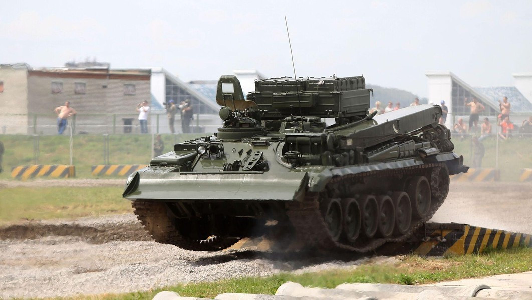 Chiếc cần cẩu của BREM-1M nâng được vật thể có trọng lượng 20 tấn lên độ cao 6 m, nó đủ sức kéo theo sau một phương tiện quân sự có trọng lượng 50 tấn, độ dài cáp kéo là 400 m với lực kéo trong khoảng 35 - 140 tấn.