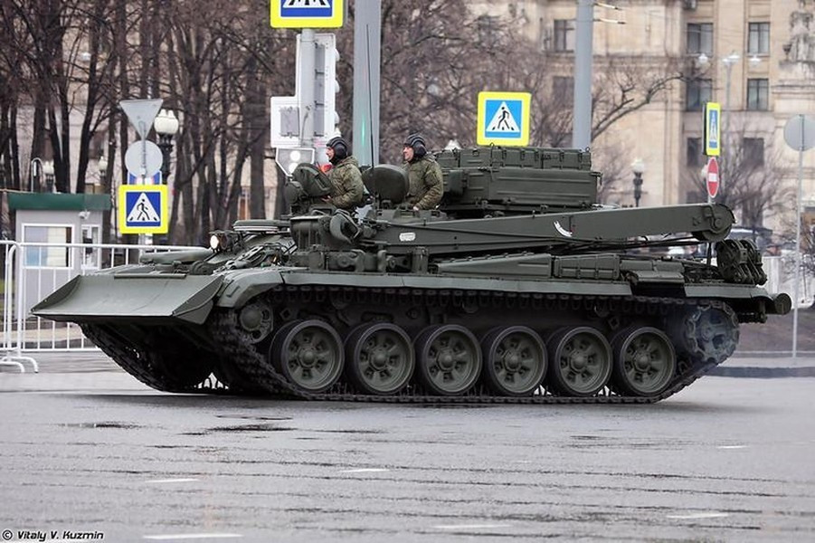 Ngoài ra trên xe còn có một máy hàn điện để thực hiện công việc sửa chữa và bảo trì, giúp cho phương tiện nói trên gần như không thể thiếu khi sửa chữa các thiết bị hư hỏng ngoài chiến trường.