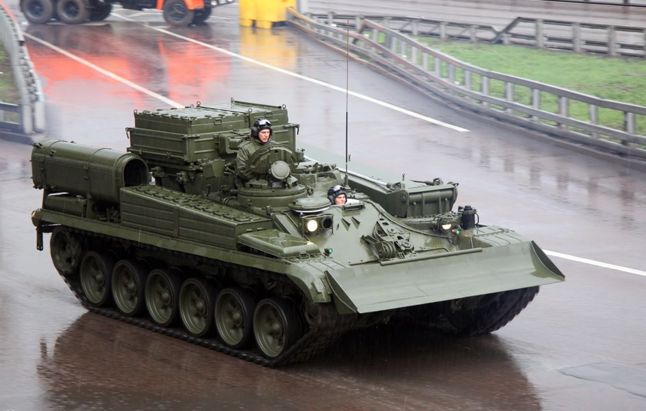 Nhà sản xuất khẳng định như trên và nhấn mạnh đặc tính vận hành cũng như sức cơ động cao của phương tiện cho phép nó đến gần bất kỳ vật thể nào và vượt qua mọi điều kiện địa hình, BREM-1M có thể hoạt động tốt ngay cả trên đất mềm.