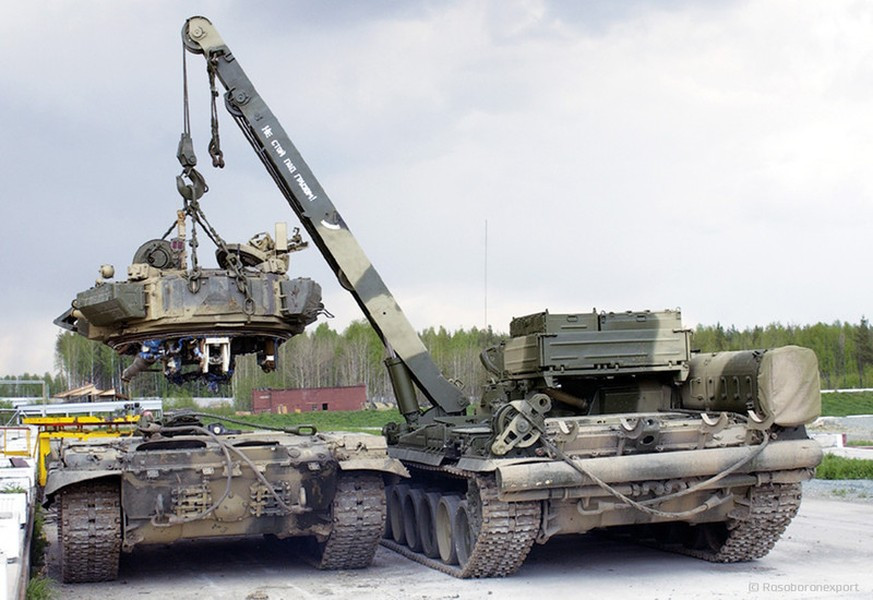 BREM-1M có thể đạt tốc độ tối đa 65 km/h trên đường tốt; tầm hoạt động 700 km, thông số này còn 460 - 650 km nếu chạy trên đường gồ ghề hoặc chỉ còn 150 - 430 km nếu nó kéo theo một chiếc xe tăng T-72 hoặc T-90.