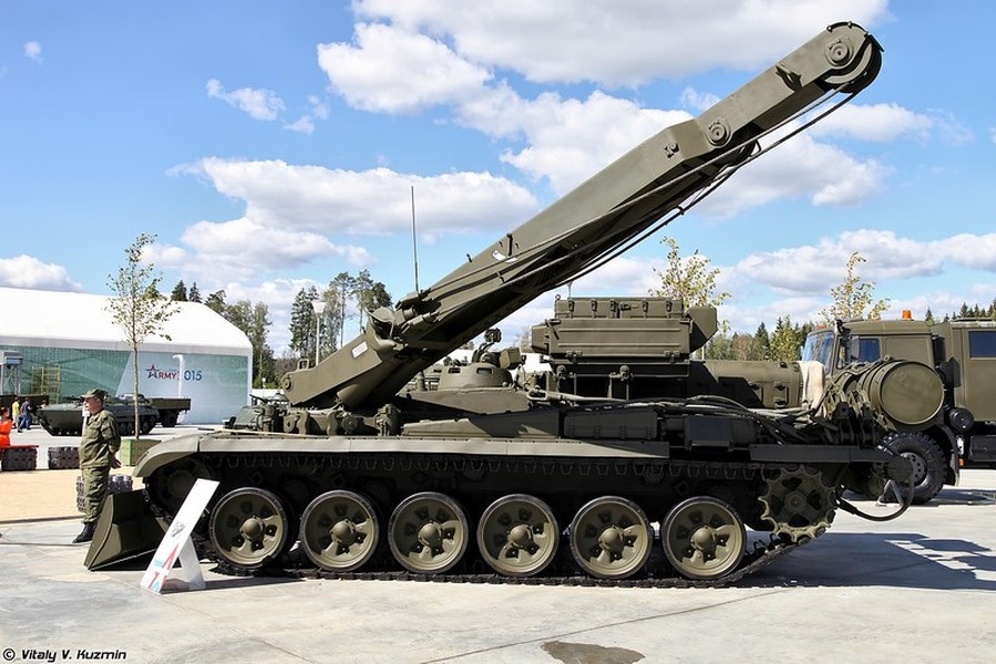 Đáng chú ý nữa là chiếc BREM-1M được trang bị một cần cẩu thủy lực quay hoàn toàn, với sức nâng lên tới 20 tấn, có thể di chuyển nhiều loại phương tiện và thiết bị hạng nặng.