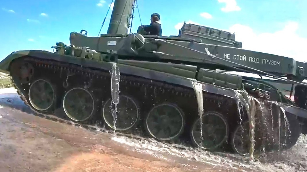 Theo tài liệu cấu tạo kỹ thuật, xe cứu kéo bọc thép BREM-1M có phần thân tương tự xe tăng chiến đấu chủ lực T-90S nhưng trên nóc đã tháo bỏ tháp pháo để thay thế bằng một chiếc cần cẩu.