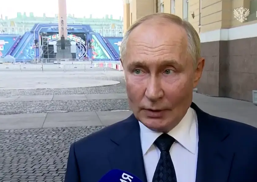 Cảnh báo được Tổng thống Putin đưa ra trong chuyến thăm và làm việc tại St. Petersburg ngày 12/9. Ông Putin nhấn mạnh rằng, Kiev đang tấn công các thành phố của Nga bằng nhiều loại máy bay không người lái. Tuy nhiên, việc sử dụng vũ khí công nghệ cao phức tạp của phương Tây cho những mục đích này là một tiền lệ hoàn toàn khác. 