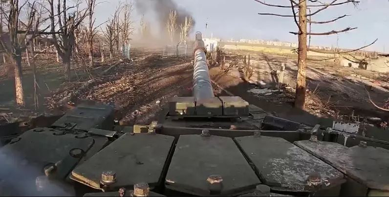 Do không có công sự kiên cố ở Kursk, lại không có hỏa lực hỗ trợ, mặc dù ở một số nơi, quân Ukraine kháng cự khá mạnh, nhưng phần lớn là bỏ chạy, bỏ lại không chỉ người chết mà cả người bị thương. Quân Nga đã bắt được một số lính Ukraine trong các cánh rừng, khi họ bị lạc đơn vị, mất liên liên lạc, hết đạn hoặc lương thực.