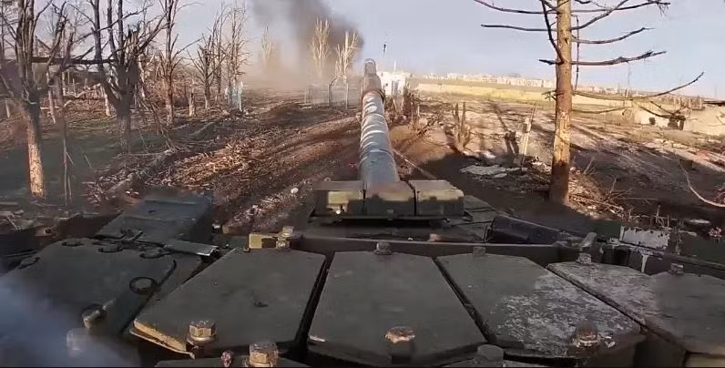 Do không có công sự kiên cố ở Kursk, lại không có hỏa lực hỗ trợ, mặc dù ở một số nơi, quân Ukraine kháng cự khá mạnh, nhưng phần lớn là bỏ chạy, bỏ lại không chỉ người chết mà cả người bị thương. Quân Nga đã bắt được một số lính Ukraine trong các cánh rừng, khi họ bị lạc đơn vị, mất liên liên lạc, hết đạn hoặc lương thực.