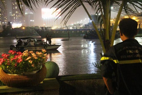 Thieu nu len cau Sài Gòn nhảy xuóng song tụ tủ-Hinh-2