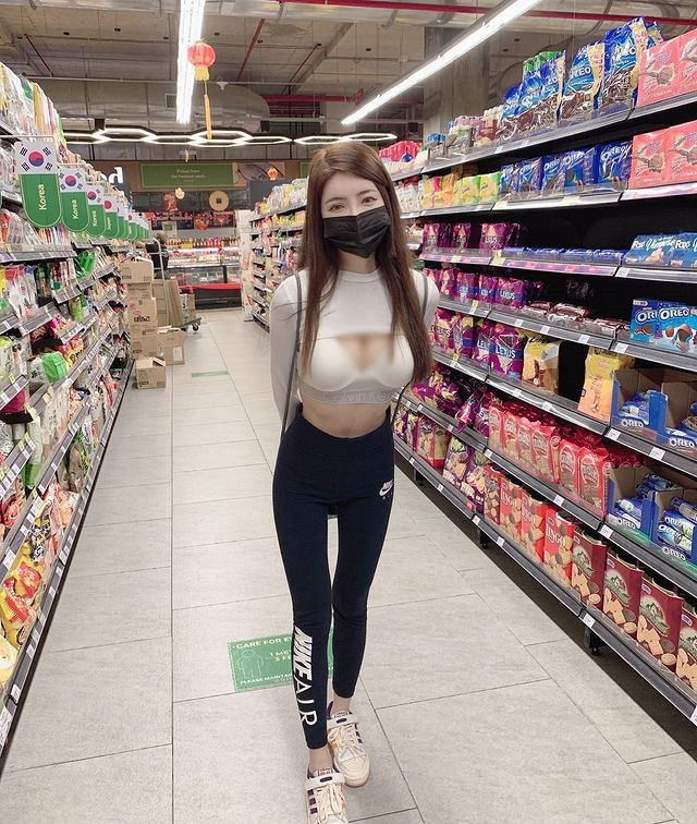 Thế nhưng, thời gian gần đây, hot girl gợi cảm này đang làm mất thiện cảm của cư dân mạng bởi cô nàng ngày càng có nhiều hành động phản cảm, lố bịch.