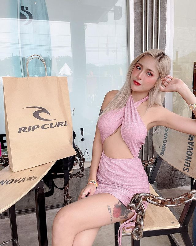 Lần hoá thân thành búp bê tình dục này, Khunkeekie có vẻ mất nhiều hơn được. Ngay cả những fan hâm mộ trung thành của cô nàng cũng lên tiếng chỉ trích, phản đối.