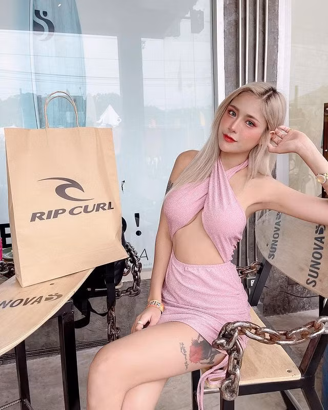 Lần hoá thân thành búp bê tình dục này, Khunkeekie có vẻ mất nhiều hơn được. Ngay cả những fan hâm mộ trung thành của cô nàng cũng lên tiếng chỉ trích, phản đối.