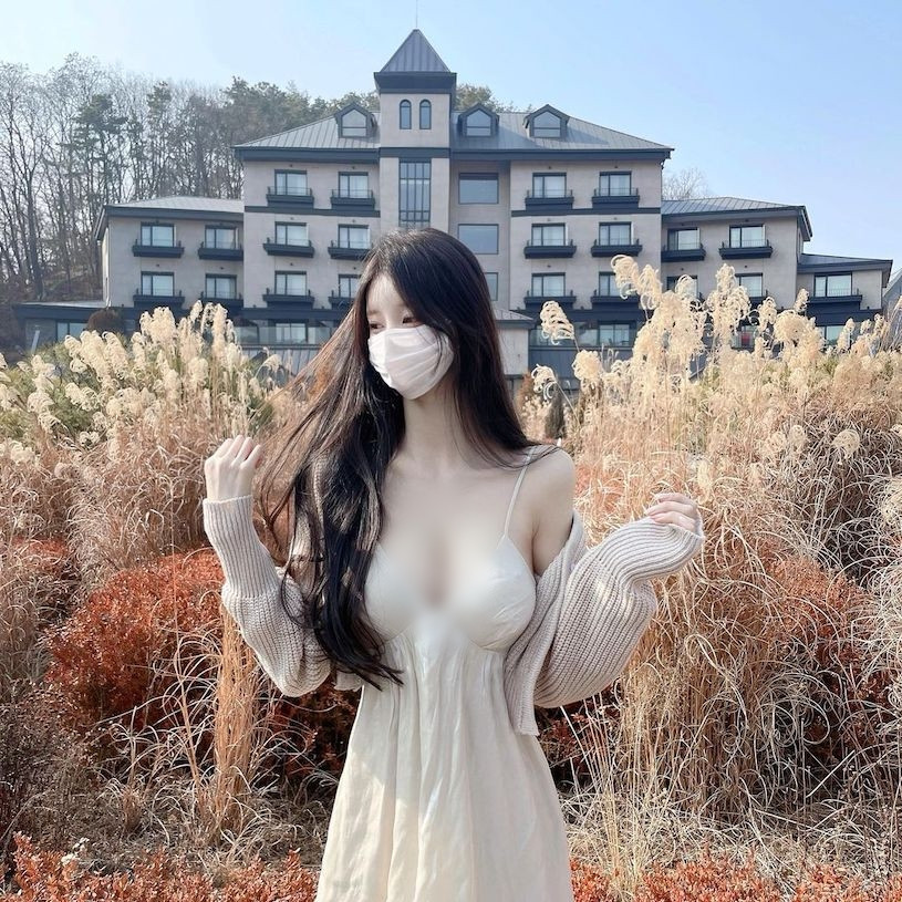 Đáng nói, gu thời trang của hot girl gợi cảm Hàn Quốc luôn nữ tính, quyến rũ nhưng lại không mất đi nét ngây thơ.