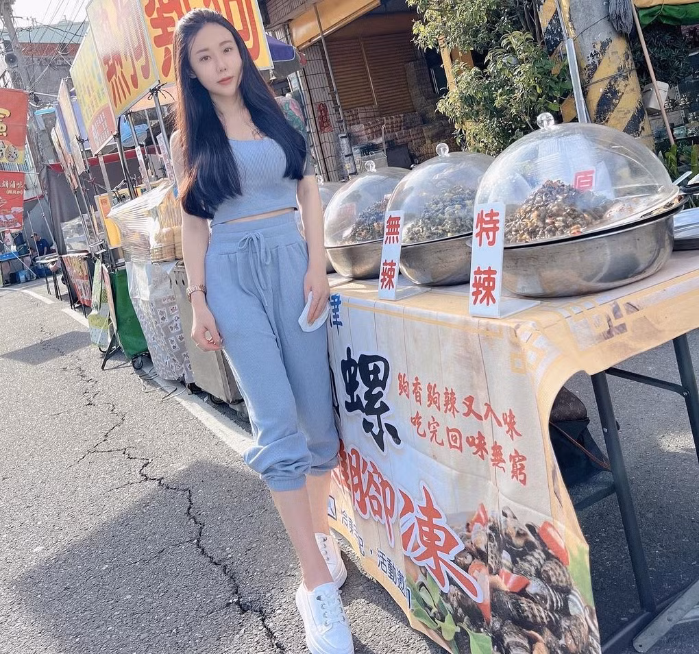 Những ngày gần đây, cư dân mạng lan truyền những hình ảnh về một hot girl bán ốc ở Đài Loan. Cô nàng sở hữu làn da trắng hồng, khuôn mặt xinh đẹp và dáng vóc cao ráo, gợi cảm.