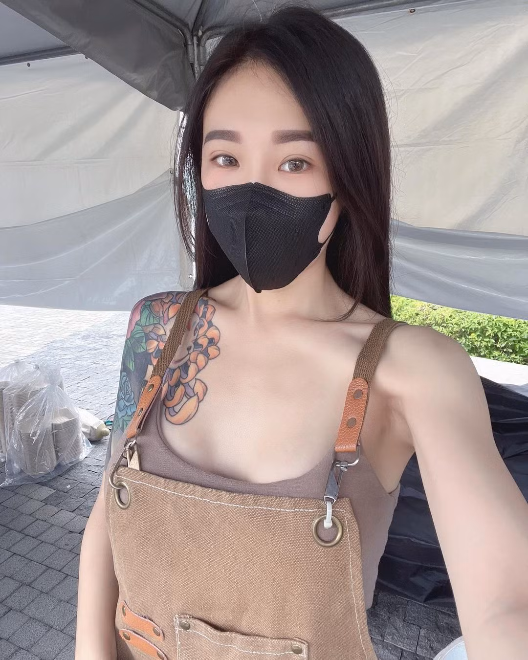 Rất nhanh sau đó, danh tính của hot girl gợi cảm bán ốc được tìm ra, cô nàng tên Thiệu Vi.