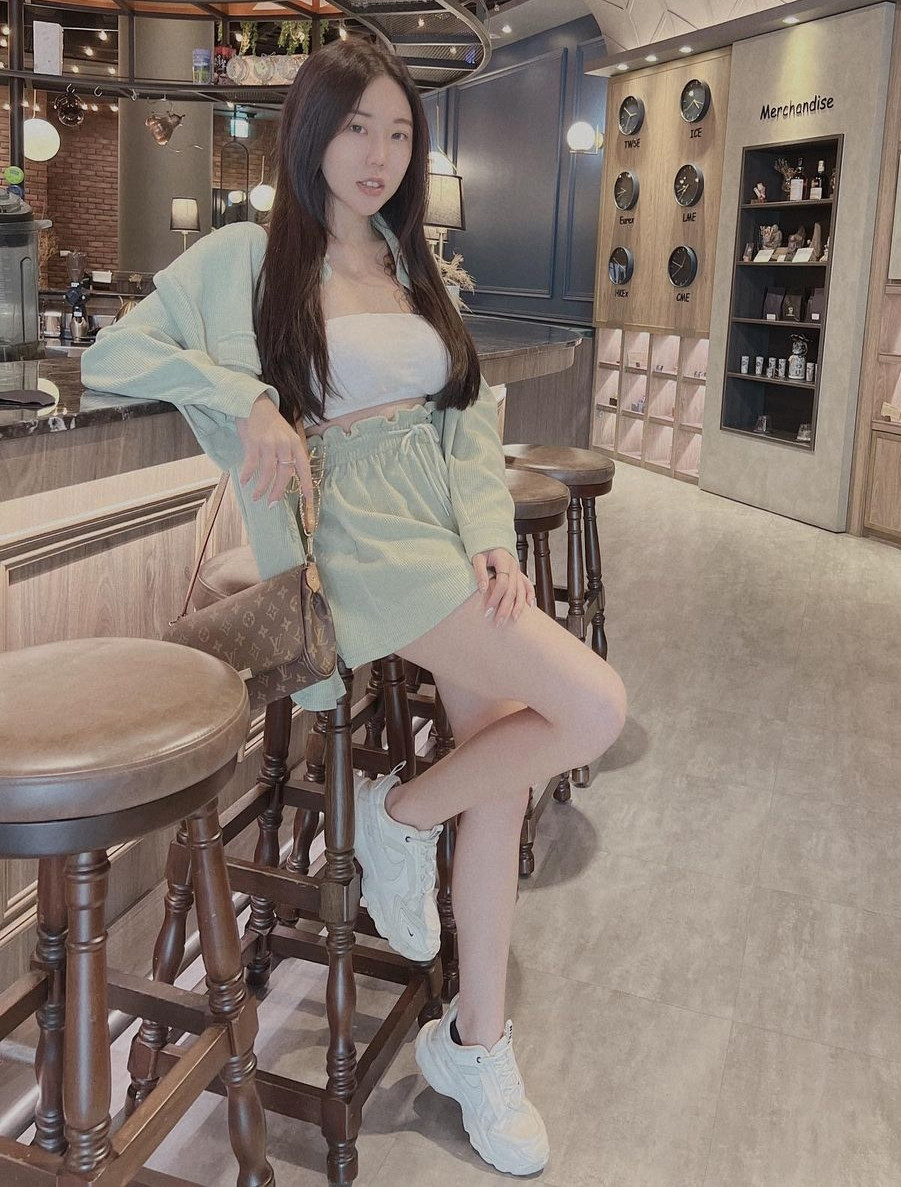 Cầu kỳ và rườm rà hơn khi đi làm một chút nhưng đều có điểm chung là khoe đường cong cơ thể của hot girl một cách khéo léo.