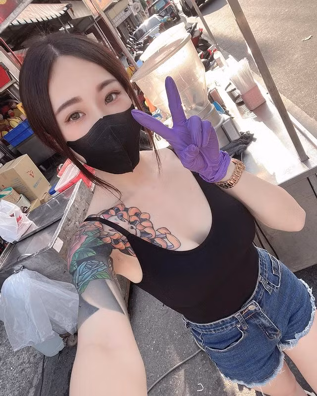 Đa số mọi người đều đánh giá tốt về hot girl bán ốc bởi cô nàng không chỉ xinh đẹp, nói chuyện có duyên mà phong cách ăn mặc cũng gợi cảm vừa phải.