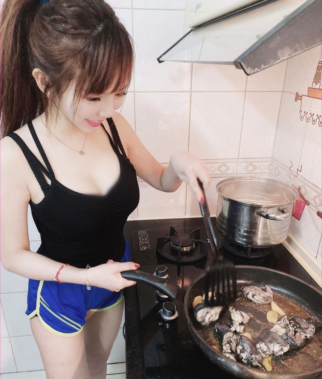 Theo tìm hiểu, trước đây, Thái Phấn Phấn còn có danh "nữ thần mắt to", "nữ thần gợi cảm" nhờ khuôn mặt như búp bê và bộ ngực cup E của mình.