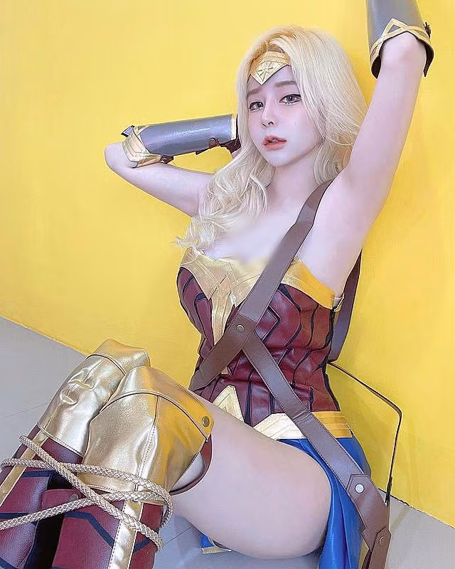 Cùng với đó, hình ảnh hot girl đóng vai nữ thần chiến binh Wonder Woman cũng được dân mạng đào lại và thi nhau tung hô.