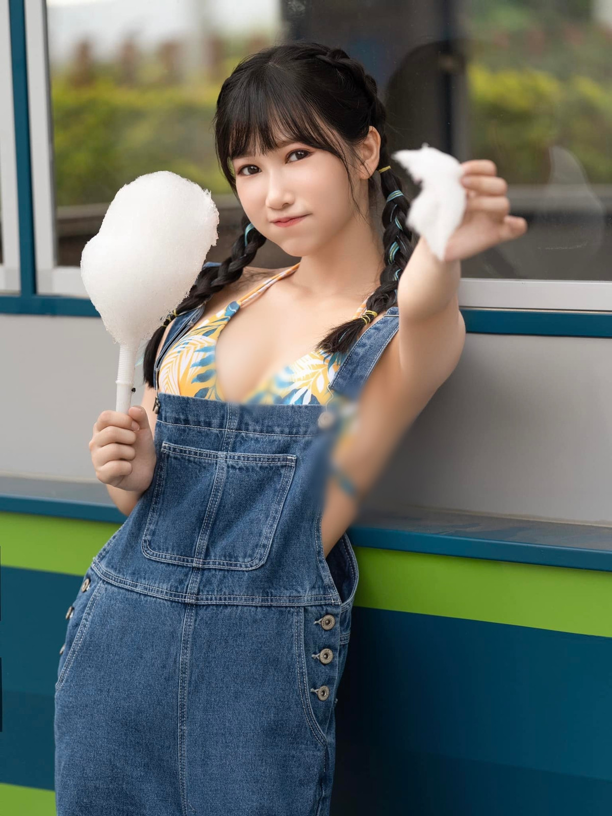 Ngoài việc làm một người mẫu, Hoàng Ngọc Văn còn là một phát thanh viên được nhiều người yêu thích.