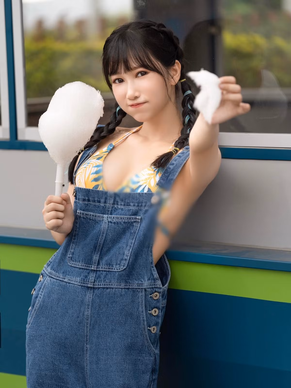 Ngoài việc làm một người mẫu, Hoàng Ngọc Văn còn là một phát thanh viên được nhiều người yêu thích.