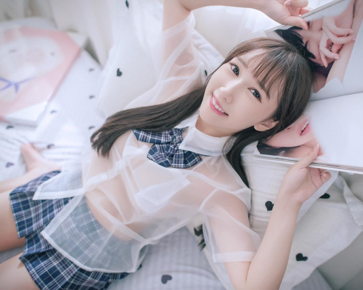 Không lâu trước đây, Hoàng Ngọc Văn cũng từng gây xôn xao khi khoe ảnh diện đồng phục nữ sinh trong suốt, ngắn cũn cỡn.