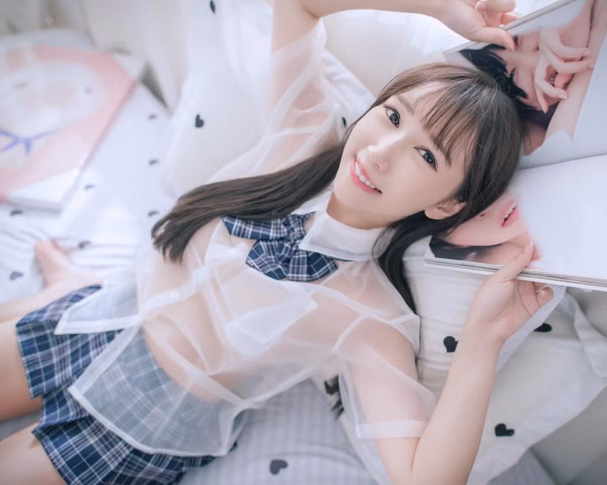 Không lâu trước đây, Hoàng Ngọc Văn cũng từng gây xôn xao khi khoe ảnh diện đồng phục nữ sinh trong suốt, ngắn cũn cỡn.