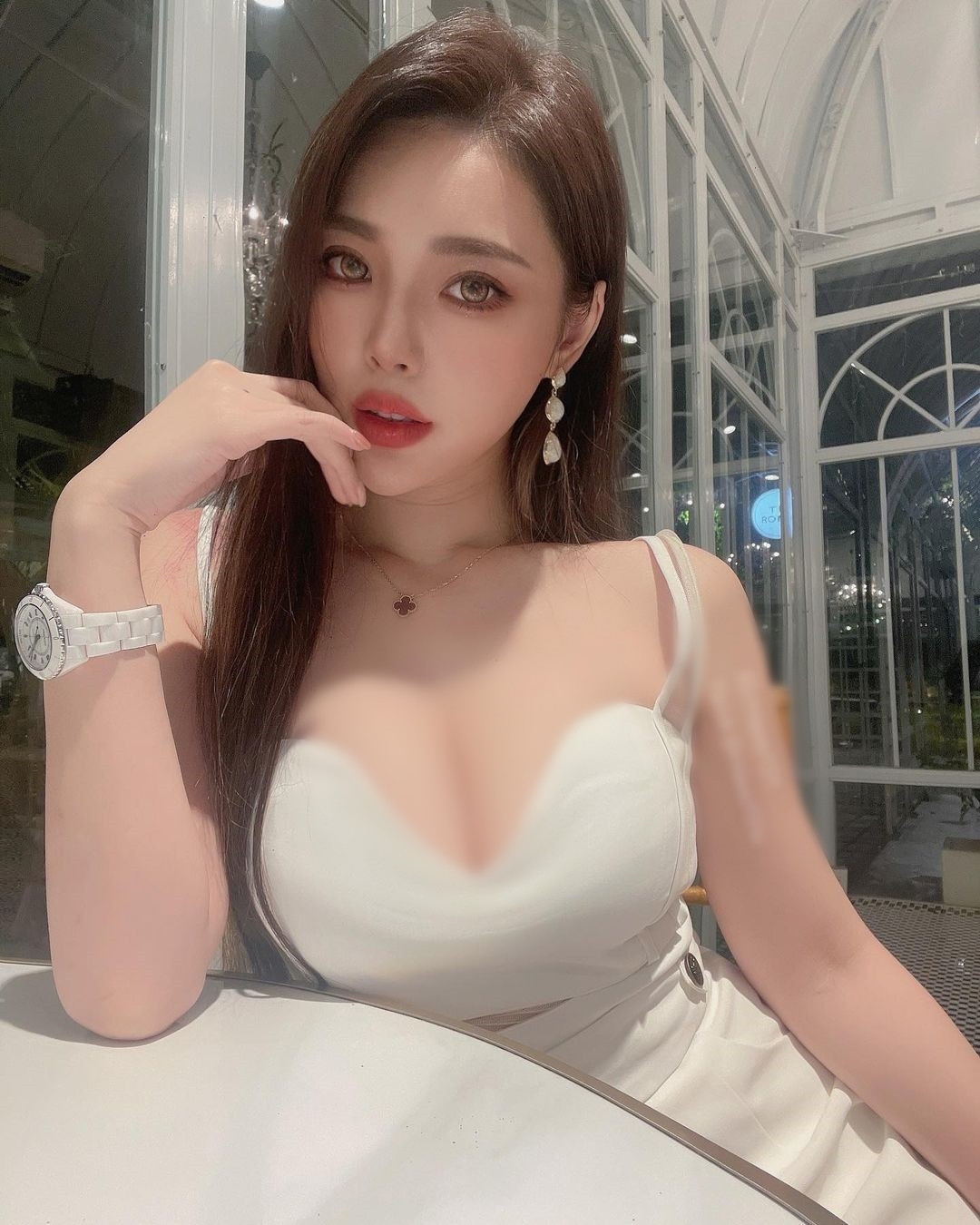 Lần này đi khám nha khoa, Chu Miêu tiếp tục diện đồ hở hang, thiếu vải, khiến mọi người xôn xao bàn tán.