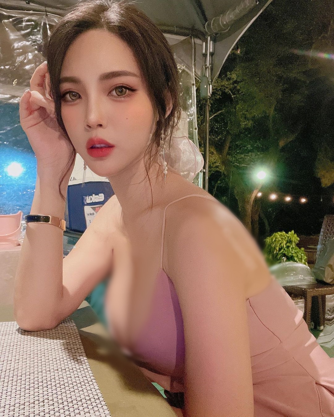 Trước đó, hot girl gợi cảm cũng gây xôn xao khi "thả rông" vòng 1, chỉ mặc độc một chiếc tạp dề kẻ caro màu hồng rồi tạo dáng chụp ảnh.