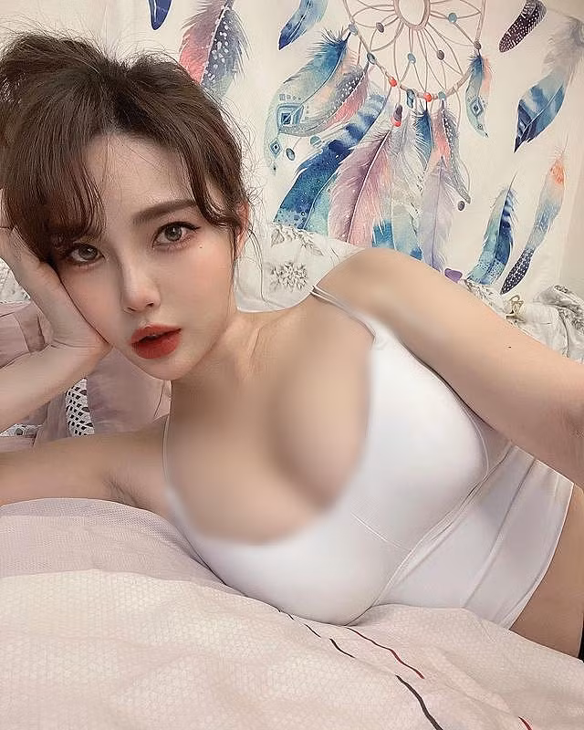 Có thể thấy, hot girl diện một chiếc áo hai dây crop-top, chiếc áo này xẻ ngực rất sâu, dường như để lộ gần một nửa vòng một của cô nàng.