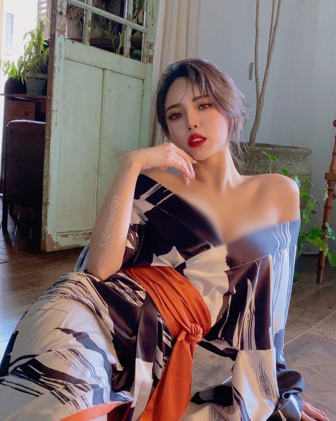 Được biết đến nhiều với biệt danh "hot girl bán lẩu", cô nàng quyết định hướng phát triển hình ảnh theo con đường gợi cảm, quyến rũ.