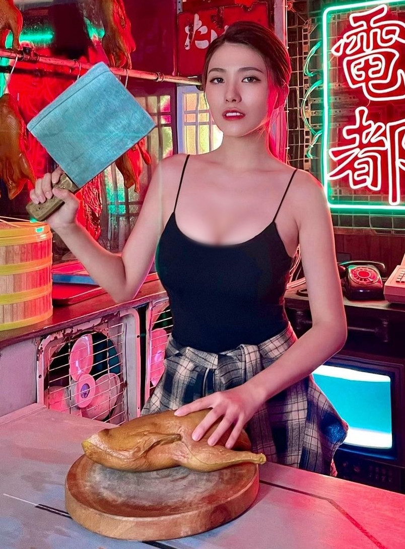 Những ngày gần đây, cư dân mạng Đài Loan chia sẻ hình ảnh về một cô chủ quán thịt quay vô cùng xinh đẹp, nóng bỏng. Rất nhanh sau đó, danh tính của cô nàng được tìm ra, đó là hot girl Rina.