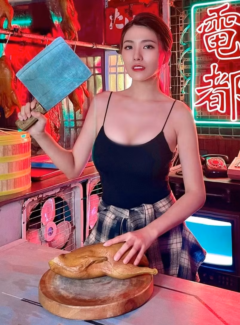 Những ngày gần đây, cư dân mạng Đài Loan chia sẻ hình ảnh về một cô chủ quán thịt quay vô cùng xinh đẹp, nóng bỏng. Rất nhanh sau đó, danh tính của cô nàng được tìm ra, đó là hot girl Rina.