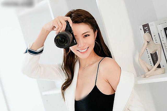 Có thể thấy, phong cách thời trang của Rina gợi cảm, quyến rũ, trẻ trung, không bị quá đà như một số hot girl khác.