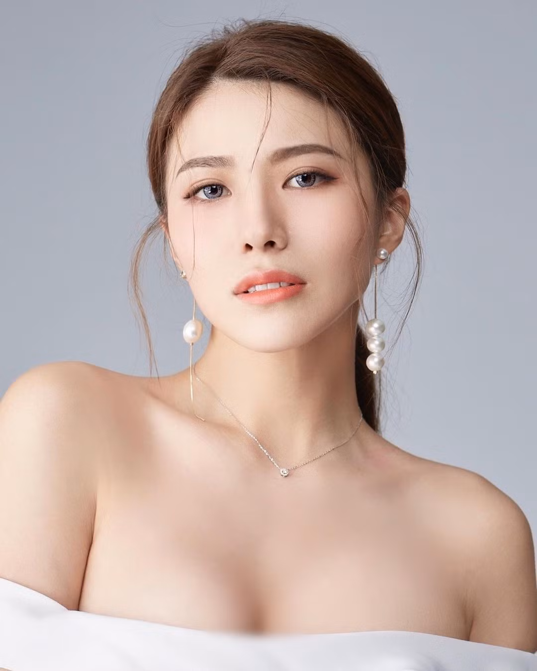 Theo tìm hiểu, thực tế cô nàng là một người mẫu khá có tiếng. Không chỉ làm mẫu ảnh, Rina còn làm mẫu xe, mẫu sự kiện.