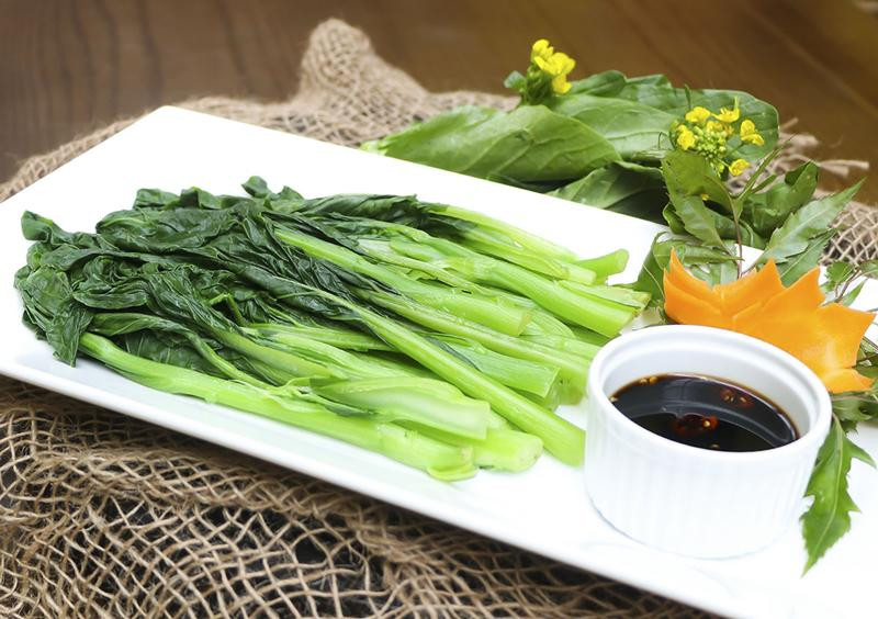 Dùng lửa nhỏ để luộc rau: Luộc rau ở nhiệt độ thấp không chỉ làm mất đi màu xanh của rau, dễ khiến rau luộc bị nát, ăn mất ngon mà còn làm tiêu tan vitamin C và B1 trong quá trình luộc.