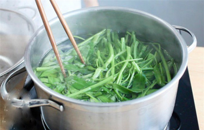 Luộc rau xong không ăn ngay mà để nguội: Nhiều người thường để rau nguội rồi mới ăn nhưng không biết rằng, nếu để sau 1 giờ mới ăn sẽ làm mất 25% lượng vitamin, sau 2 giờ mất từ 35 - 47%.