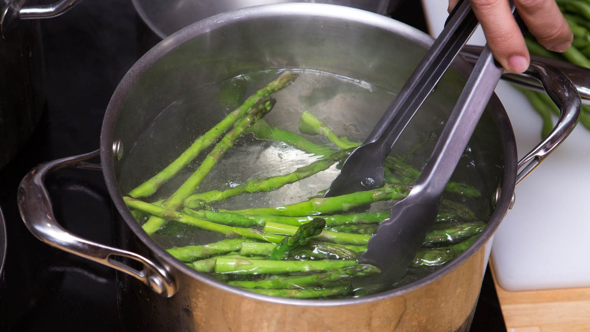 Rửa rau ít nước: Thông thường, để rửa rau, mọi người chỉ rửa 3-4 nước là cho rằng rau đã sạch nhưng cách này chỉ rửa được những bụi bẩn, tạp chất bám bên ngoài còn các hóa chất thì không.