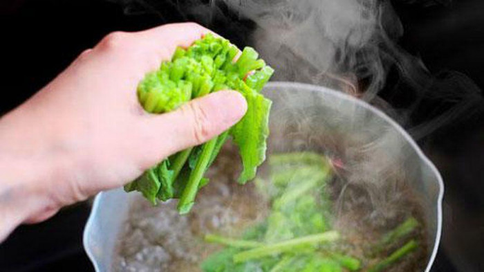 Bảo quản rau quá lâu trước khi luộc: Nhiều người có thói quen mua nhiều rau để trữ ngăn mát tủ lạnh ăn cả tuần, thậm chí còn đểu lâu hơn.