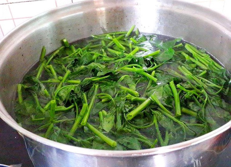 Đậy vung nồi khi luộc: Đậy vung nồi khi luộc rau vốn sẽ giúp rau giữ chất dinh dưỡng hơn. Tuy nhiên, hiện tại, rau bị ô nhiễm và còn dư lượng trừ sâu bên trong. Vì thế, khi luộc, bạn nên mở vung ra để các chất hóa học thoát bớt ra ngoài. (Ảnh minh họa)