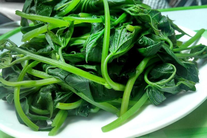 Tốt nhất, bạn nên ngâm rau ít phút trong chậu nước lớn trước khi rửa. Nếu có thể, hãy ngâm rau bằng nước vo gạo để loại bỏ một phần hóa chất và diệt vi sinh vật bám trên rau trước khi chế biến.