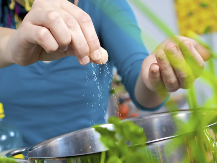 Nhất là đối với những loại rau giàu vitamin C như rau ngót, rau cải, bạn chỉ cần để ở nhiệt độ 20 độ C trong vòng 1 ngày thì lượng sinh tố C sẽ bị hao tổn tới 84%.