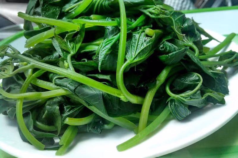 Tốt nhất, bạn nên ngâm rau ít phút trong chậu nước lớn trước khi rửa. Nếu có thể, hãy ngâm rau bằng nước vo gạo để loại bỏ một phần hóa chất và diệt vi sinh vật bám trên rau trước khi chế biến.