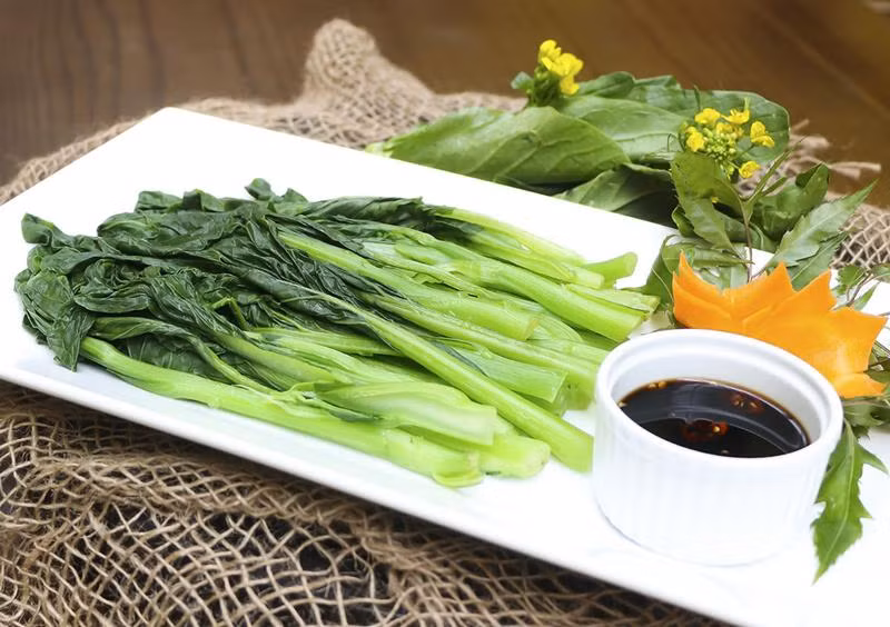 Dùng lửa nhỏ để luộc rau: Luộc rau ở nhiệt độ thấp không chỉ làm mất đi màu xanh của rau, dễ khiến rau luộc bị nát, ăn mất ngon mà còn làm tiêu tan vitamin C và B1 trong quá trình luộc.