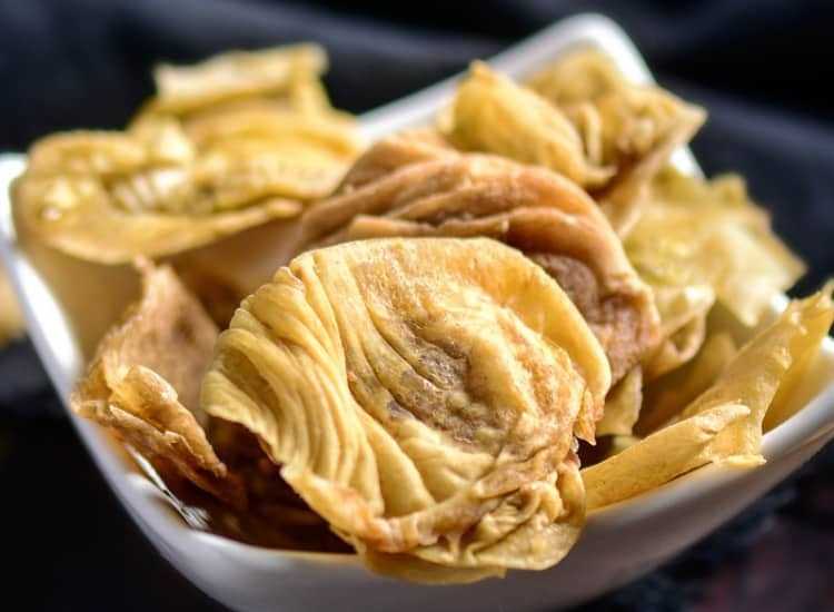 Đến khi dùng chỉ cần đem sao với cát cho phồng lên, lấy ra rây bỏ cát là được, bảo quản nơi khô ráo, kín, tránh đè nặng làm vỡ nát.