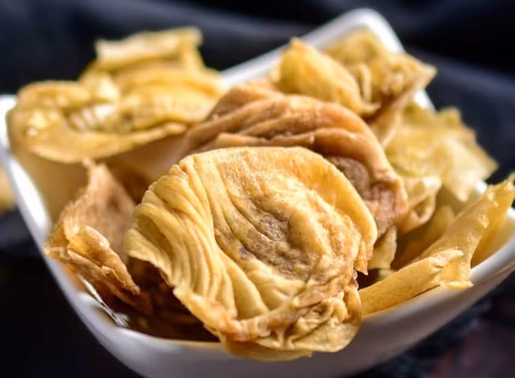 Đến khi dùng chỉ cần đem sao với cát cho phồng lên, lấy ra rây bỏ cát là được, bảo quản nơi khô ráo, kín, tránh đè nặng làm vỡ nát.