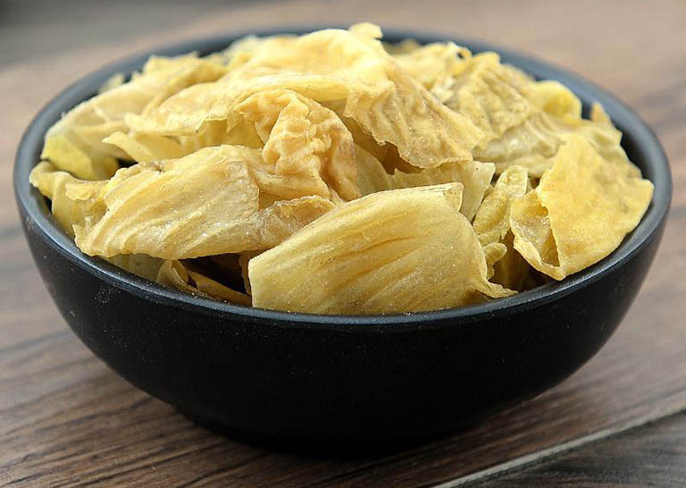 Trong các sách cổ Trung Quốc có ghi chép, màng mề gà khi đi qua bàng quang có thể giúp loại bỏ vật cứng và làm tiêu sỏi, điều trị bệnh tiểu lắt nhắt, tiểu không hết, gan mật có sỏi.