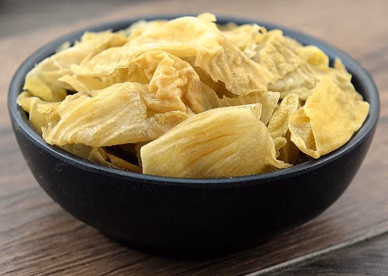 Trong các sách cổ Trung Quốc có ghi chép, màng mề gà khi đi qua bàng quang có thể giúp loại bỏ vật cứng và làm tiêu sỏi, điều trị bệnh tiểu lắt nhắt, tiểu không hết, gan mật có sỏi.