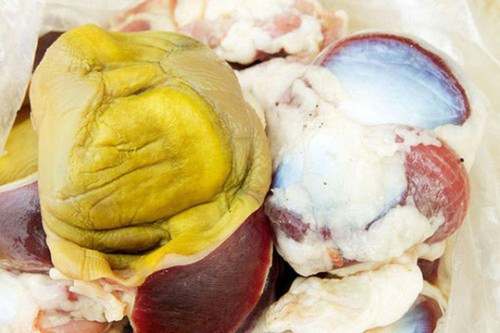 Để màng mề gà có thể trở thành dược liệu thì sau khi lấy mề gà mổ ra, bóc ngay lớp màng bao quanh mề gà, đem rửa thật sạch rồi phơi khô hoặc sấy khô.