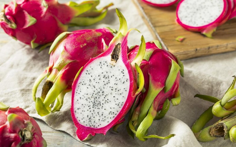 Thay vào đó, bạn nên chọn những quả có phần cuống dễ uốn nắn, dai mềm một chút.