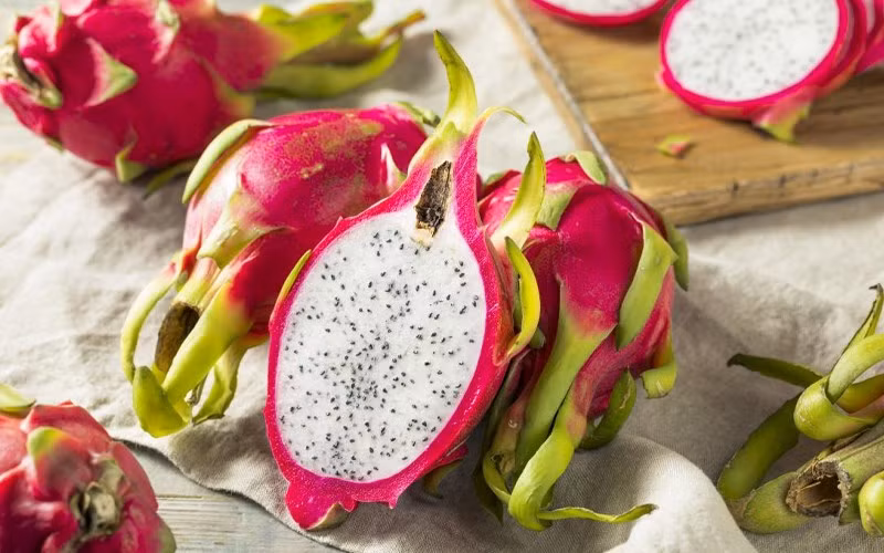 Thay vào đó, bạn nên chọn những quả có phần cuống dễ uốn nắn, dai mềm một chút.