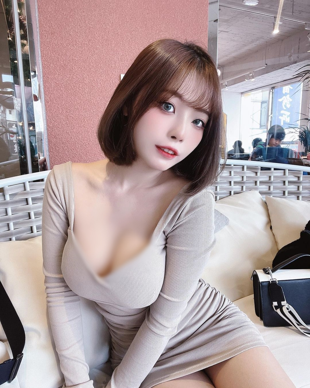 Trước đó, Momo phát triển hình ảnh theo hướng gợi cảm mà không phản cảm, nhận được sự ủng hộ nhiệt tình từ người hâm mộ.